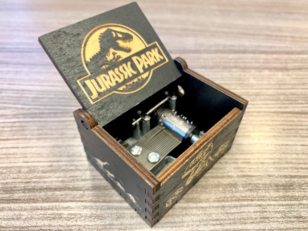 Prachtige Jurassic Park Music Box Van Hout (Nieuw), Ophalen of Verzenden, Nieuw, Film, Gebruiksvoorwerp