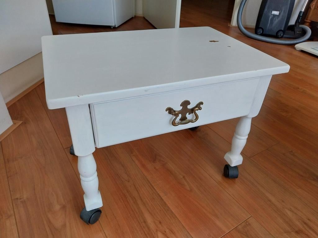 Wit bijzettafeltje met lade en wieltjes - 55x38x40 cm, Huis en Inrichting, Tafels | Bijzettafels, Ophalen, Minder dan 45 cm, Gebruikt
