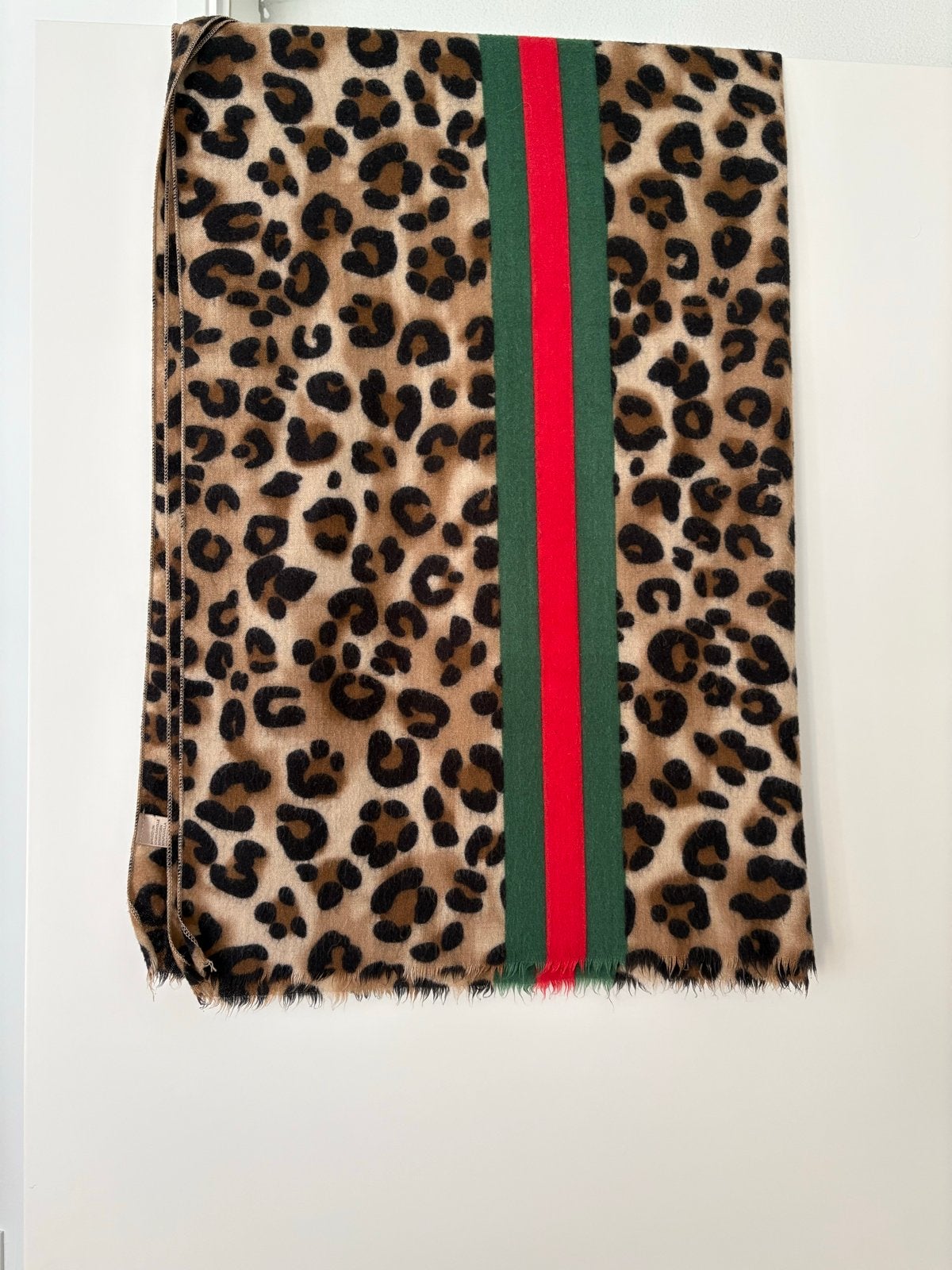 Panterprint sjaal met rode en groene streep, Ophalen of Verzenden, Zo goed als nieuw, Maat 46/48 (XL) of groter, Sjaal