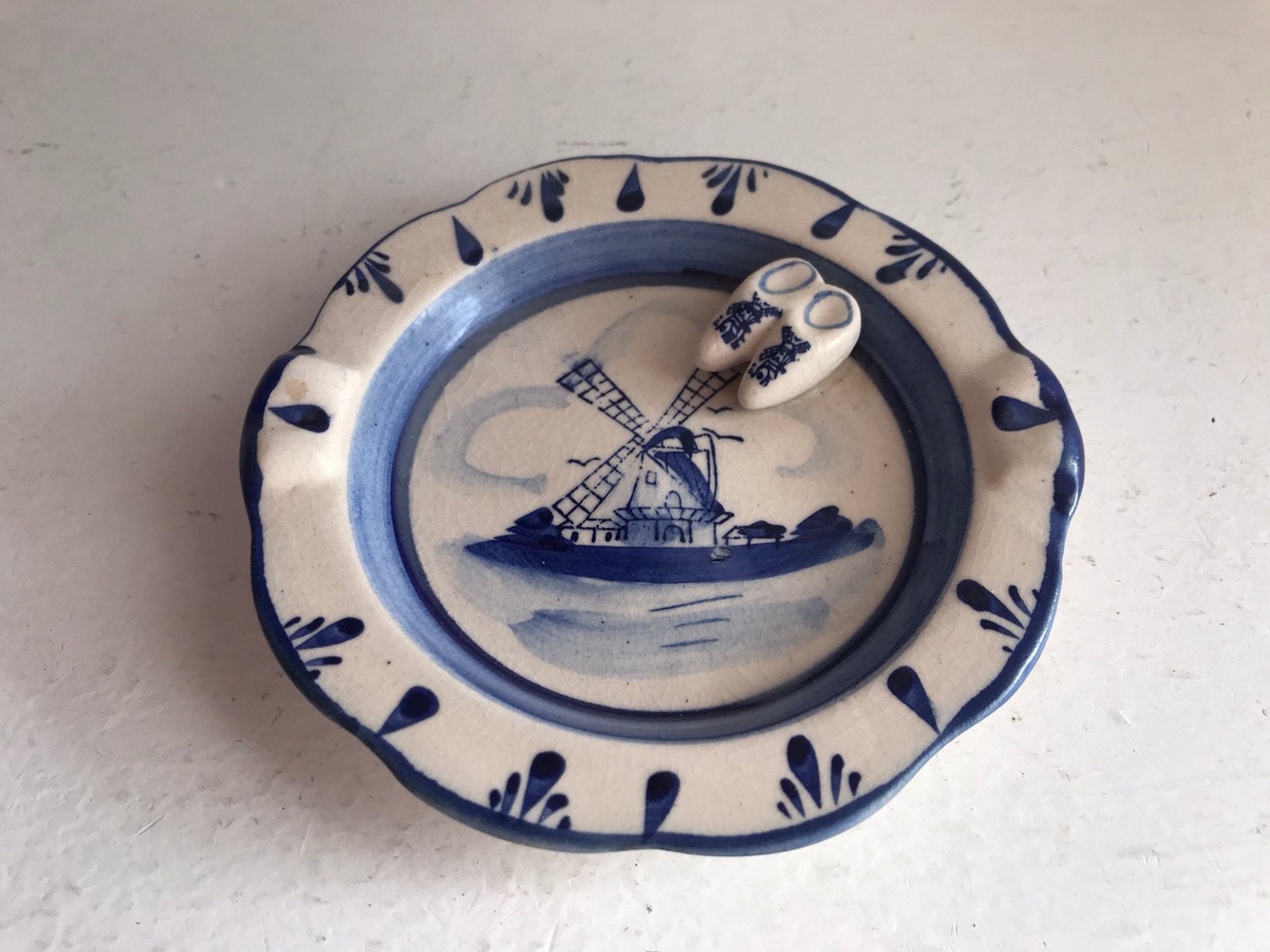 Asbakje windmolen en klompjes handpainted Delft Blue, Ophalen of Verzenden, Gebruikt, Asbak