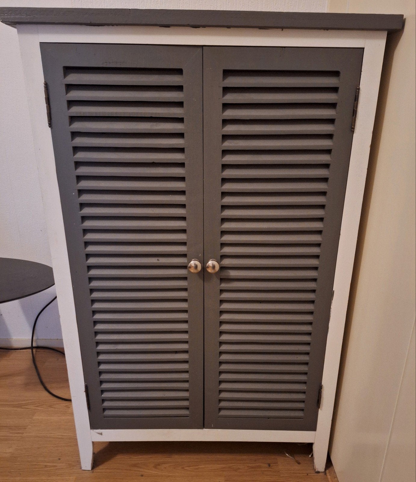 Grijs met wit kastje met louvredeurtjes, Ophalen, 100 tot 150 cm, 50 tot 100 cm, 25 tot 50 cm