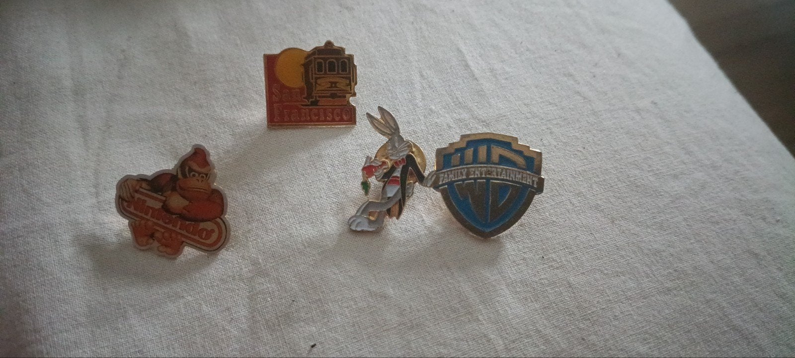 Set van 3 diverse pins: San Francisco, Donkey Kong, Bugs Bun, Verzamelen, Speldjes, Pins en Buttons, Ophalen of Verzenden