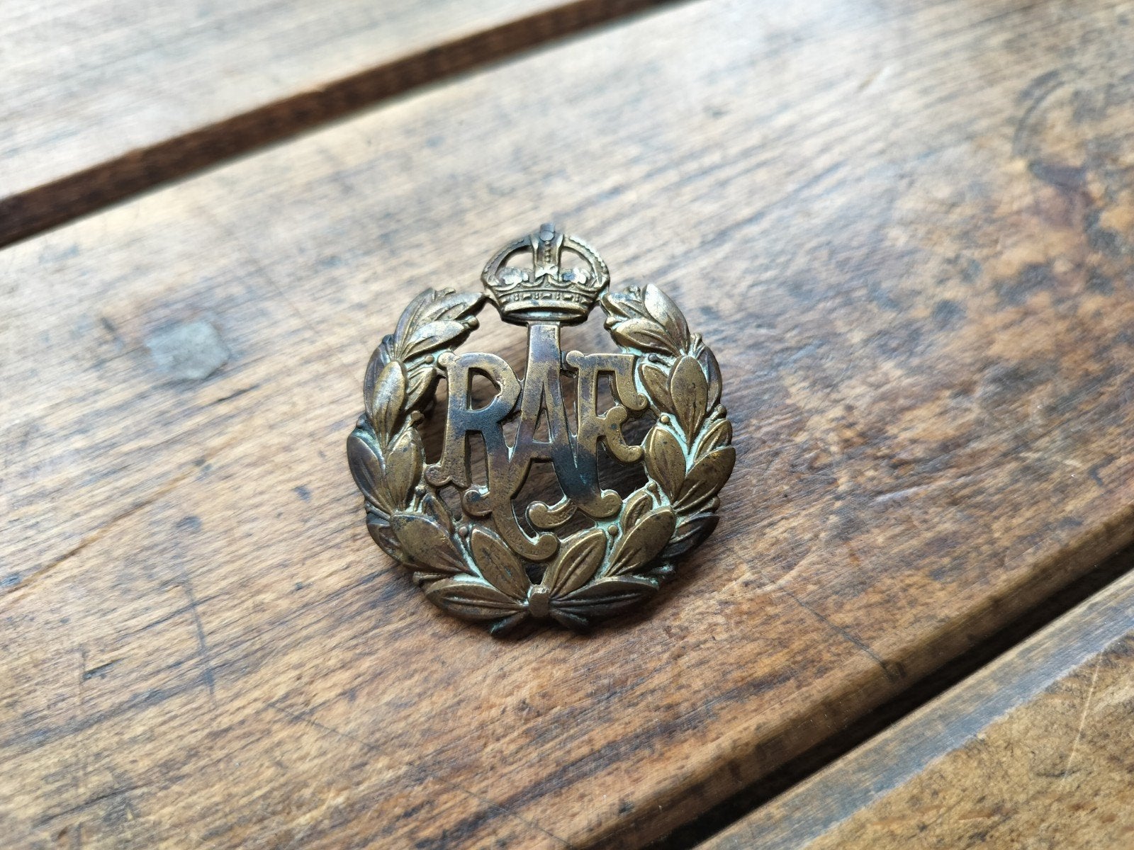 RAF cap badge petembleem WOII Brits WO2 militaria, Verzamelen, Ophalen of Verzenden, Luchtmacht, Engeland, Embleem of Badge