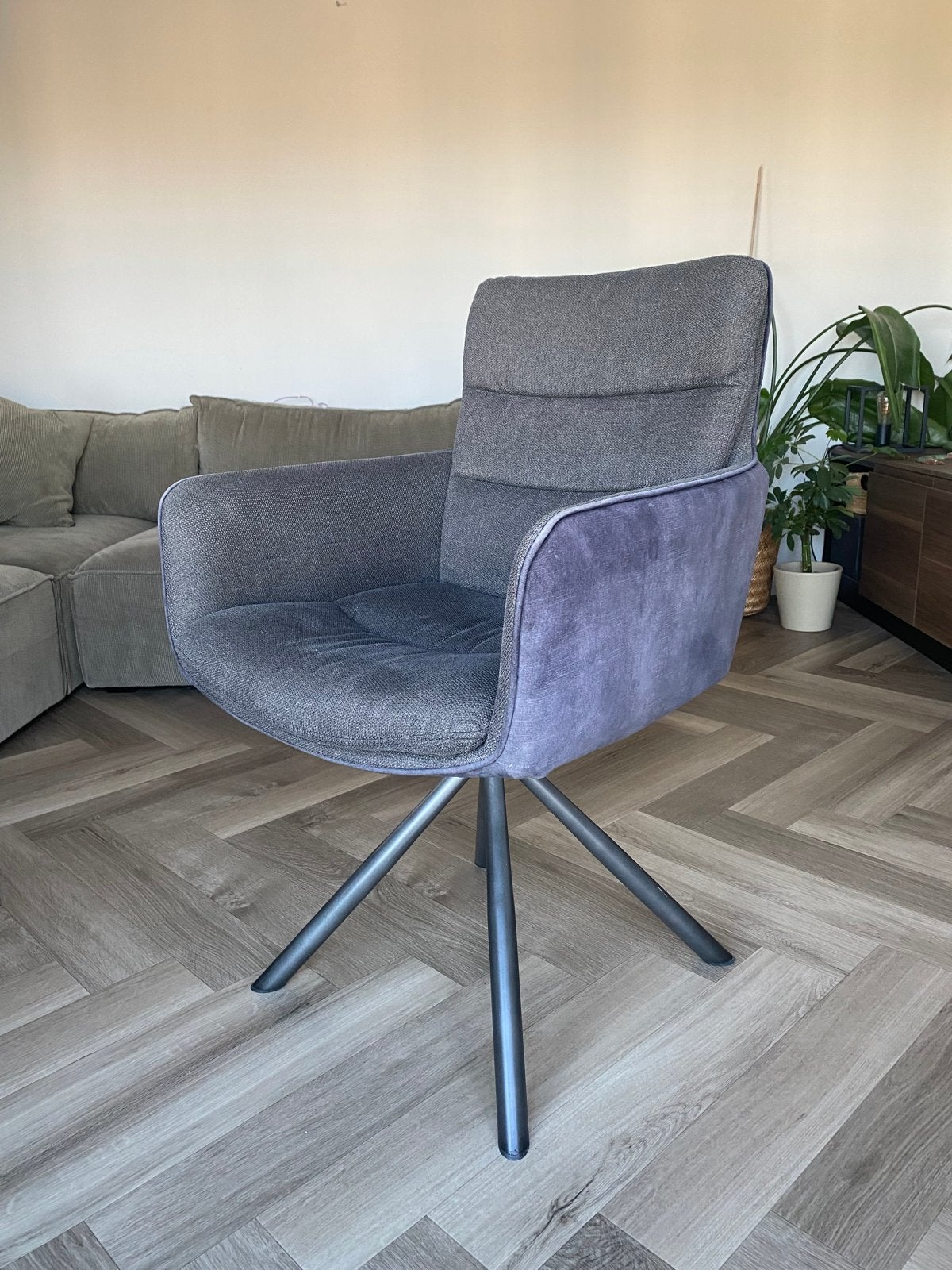 2 x Hoogwaardige stoelen, 2 Chairs - Grijs / Grey, Ophalen, Zo goed als nieuw, Eén, Stof