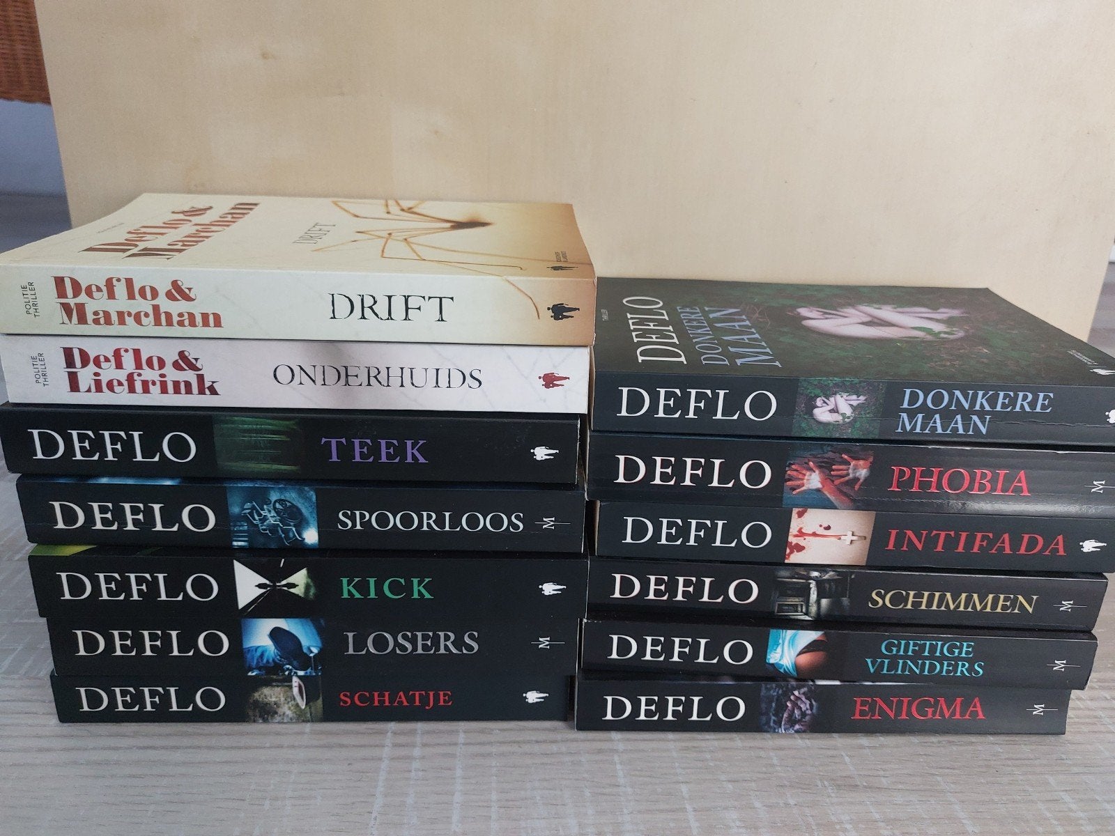 13 spannende thrillers van schrijver Deflo, Boeken, Ophalen of Verzenden, Gelezen, Deflo, België