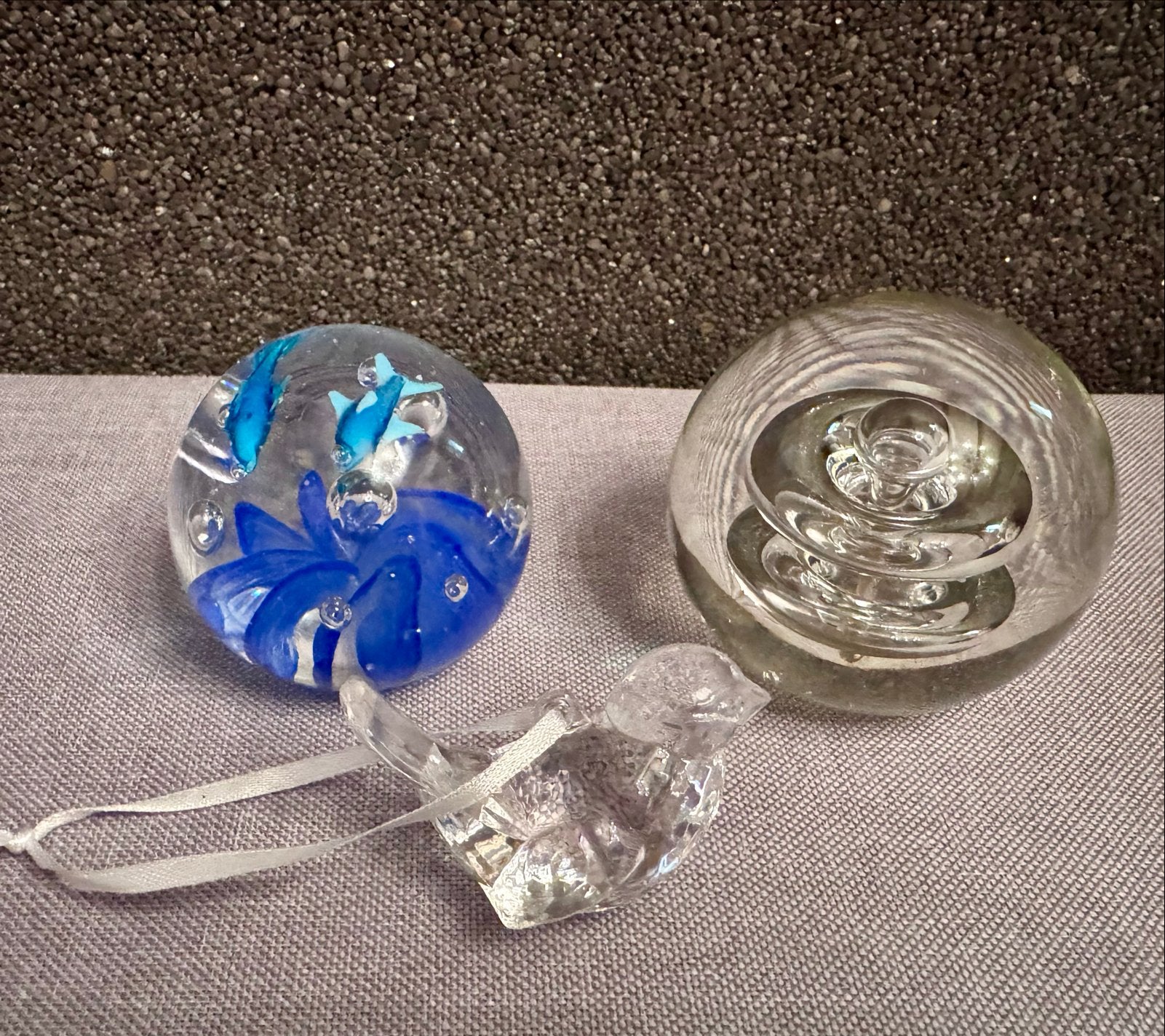 Set van 2 glazen bollen en acryl vogeltje, Ophalen of Verzenden, Zo goed als nieuw, Meerkleurig, Glas