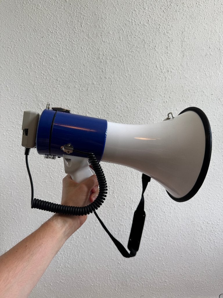 Megafoon 135 dB 1500 m + Sirene + Mic + Batterij, 120 tot 150 watt, Overige typen, Zo goed als nieuw, Inclusief microfoon