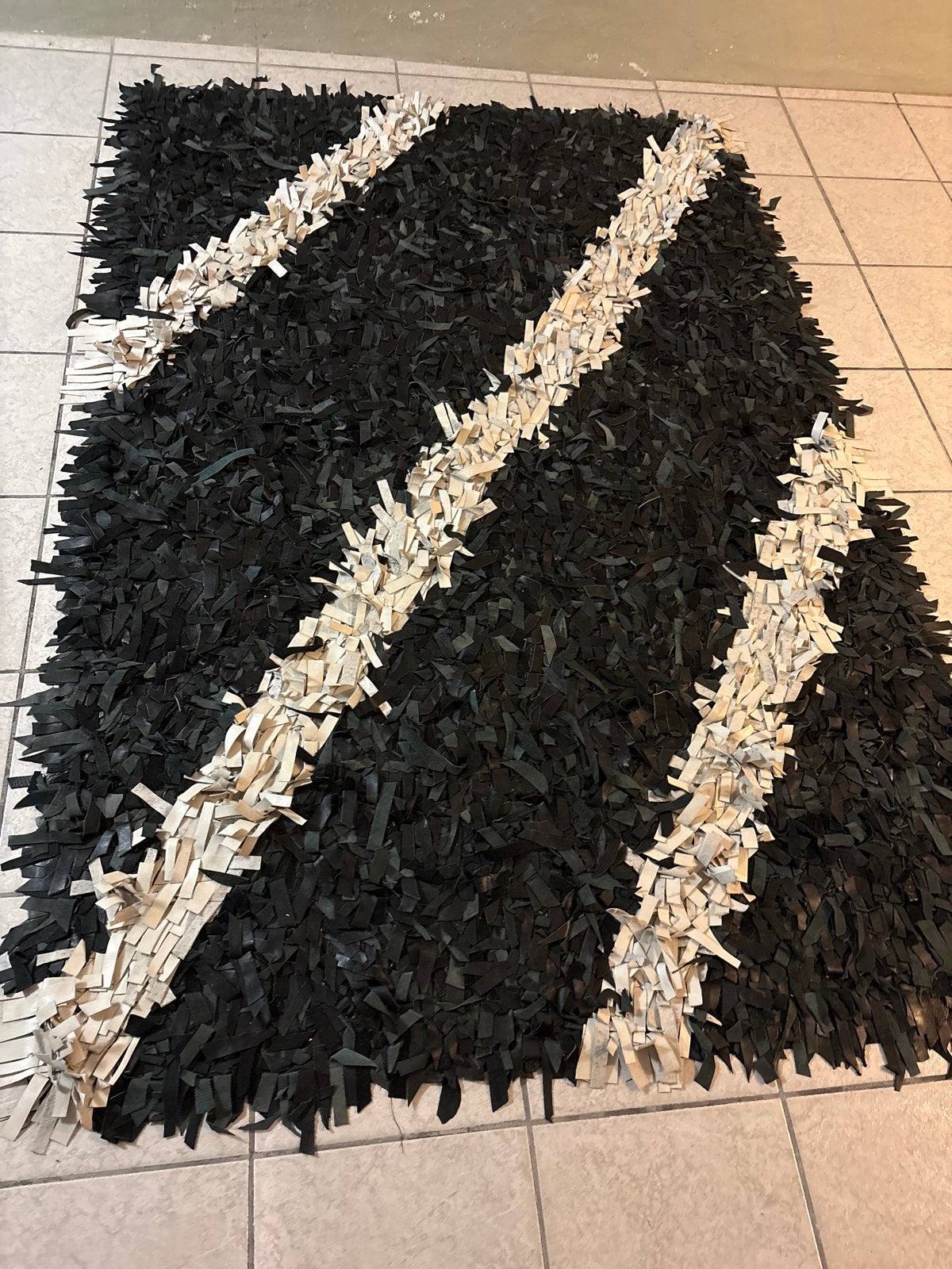 Zwart-wit leren vloerkleed met streepdesign, Huis en Inrichting, Ophalen, 100 tot 150 cm, Zwart, 200 cm of meer