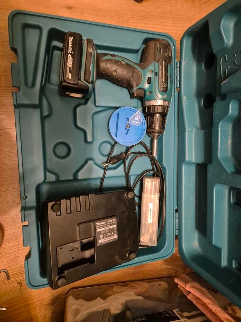 Makita DF345D Accuboormachine met oplader en accu, Gebruikt, Variabele snelheid, Ophalen of Verzenden, Boor- en Schroefmachine