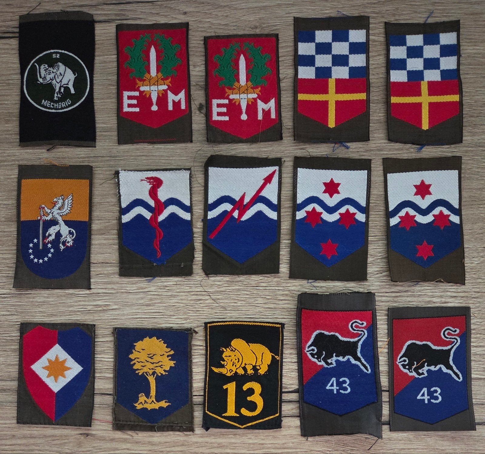 Diverse mouwemblemen DT63 te ruil/koop, Ophalen of Verzenden, Landmacht, Nederland, Embleem of Badge