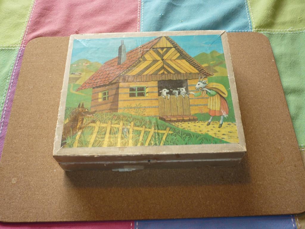 Kleine antieke blokkendoos met blokpuzzels is gebruikt, Antiek en Kunst, Antiek | Speelgoed, Ophalen of Verzenden