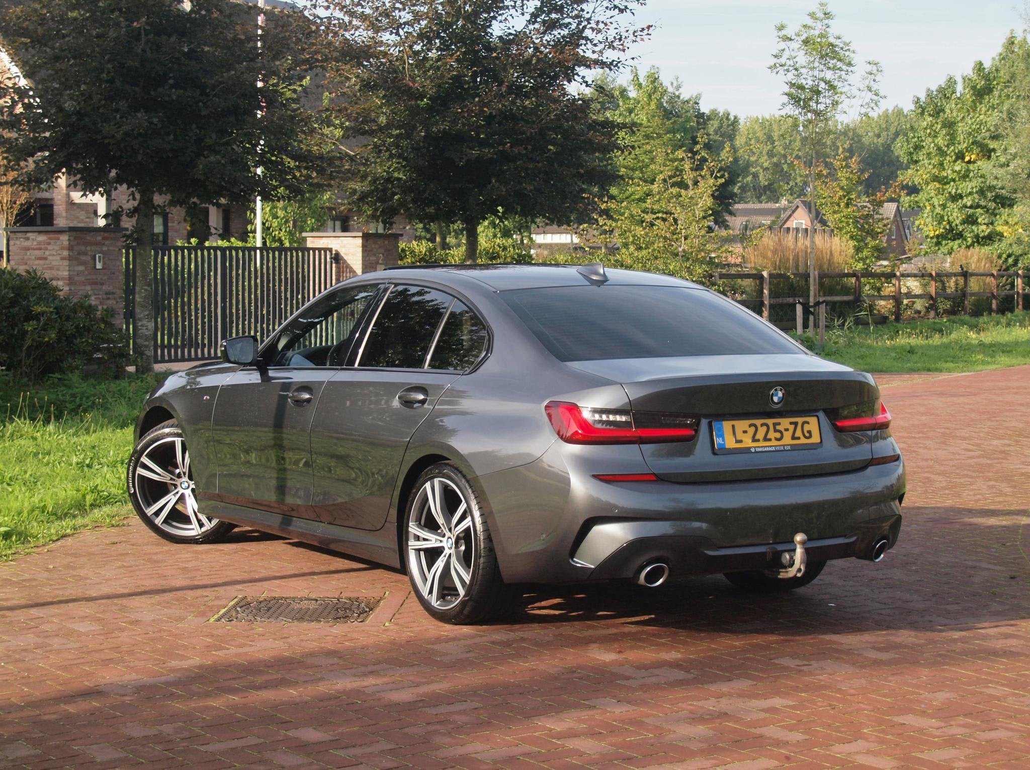 BMW 3-serie 318i Business Edition | M-Pakket | Panoramadak |, Automaat, Gebruikt, 1465 kg, Origineel Nederlands
