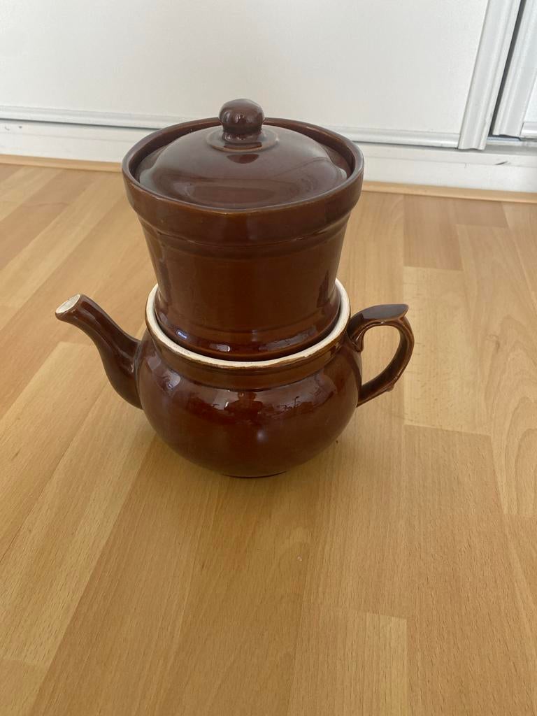 Oude bruine koffiepot, Ophalen