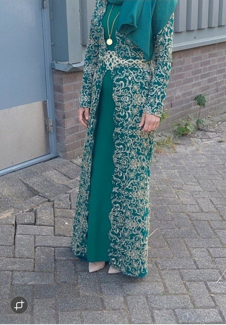 Prachtige groene galajurk met gouden borduursels, Galajurk, Ophalen of Verzenden, Onbekend, Maat 36 (S)