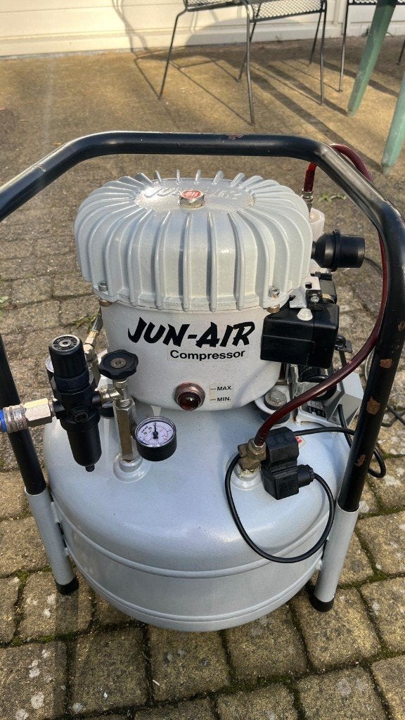 Jun-Air compressor, Ophalen, 6 tot 10 bar, Zo goed als nieuw, Minder dan 200 liter/min