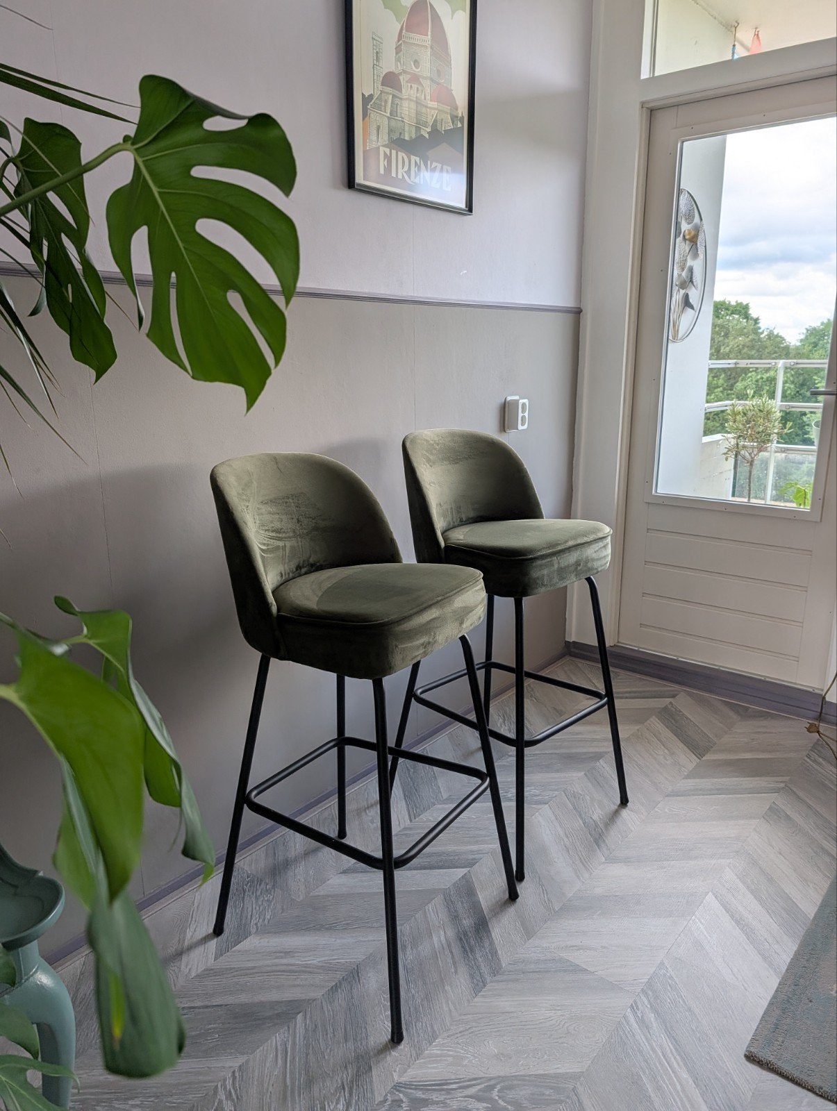 Set Vogue 4 Barstoelen Velvet mosgroen, Ophalen, Met voetsteun, 60 tot 90 cm, Zo goed als nieuw