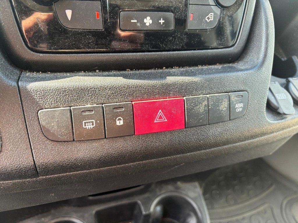 Foto 19 van Peugeot Boxer GB 330 L2h2 130PK 2017 luchtgeveerde stoel