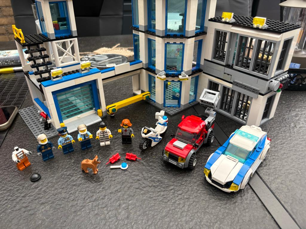 Lego City Politiebureau (60141) met voertuigen en figuren, Kinderen en Baby's, Lego, Ophalen of Verzenden, City, Gebruikt