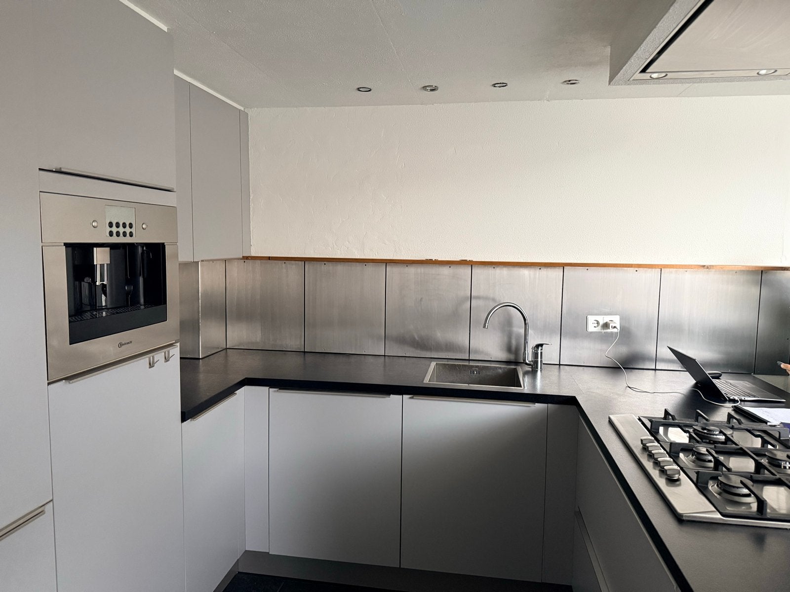 Foto 4 van Moderne U-keuken met inbouwapparatuur