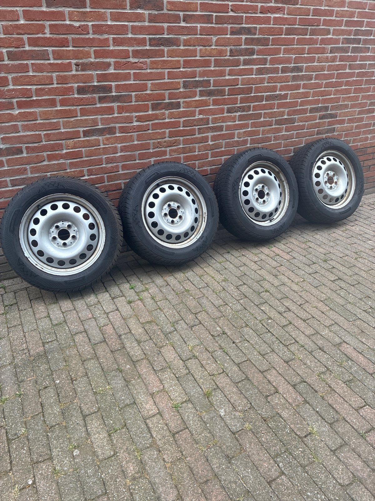 Set van 4 winterbanden op stalen velgen 225/55 R17C, Auto-onderdelen, Banden en Velgen, Ophalen, Banden en Velgen, 17 inch, Winterbanden