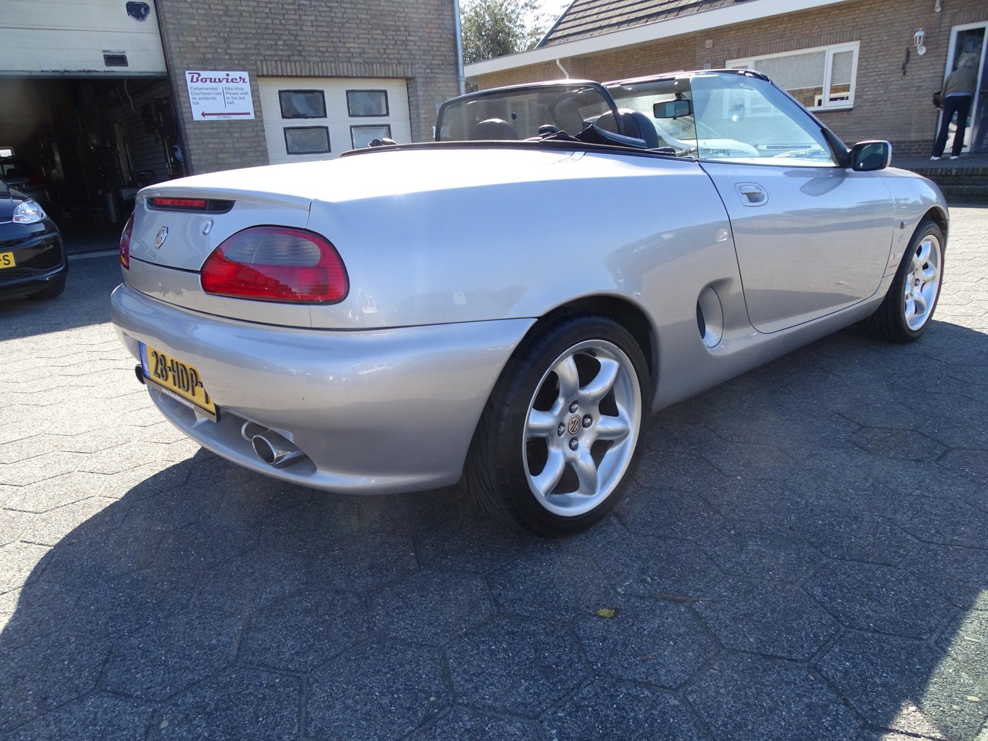 MG F 1.8i AIRCO, Achterwielaandrijving, Zwart, 4 cilinders, Cabriolet