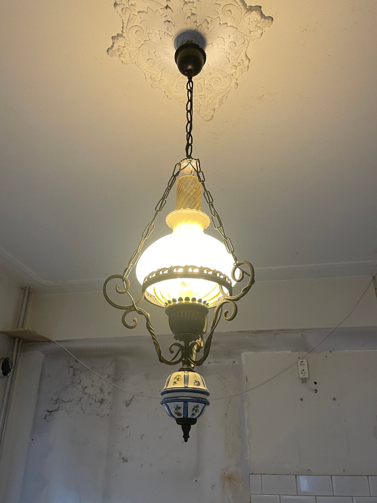 Antieke hanglamp met smeedijzer en Delfts blauw decor, Antiek en Kunst, Ophalen