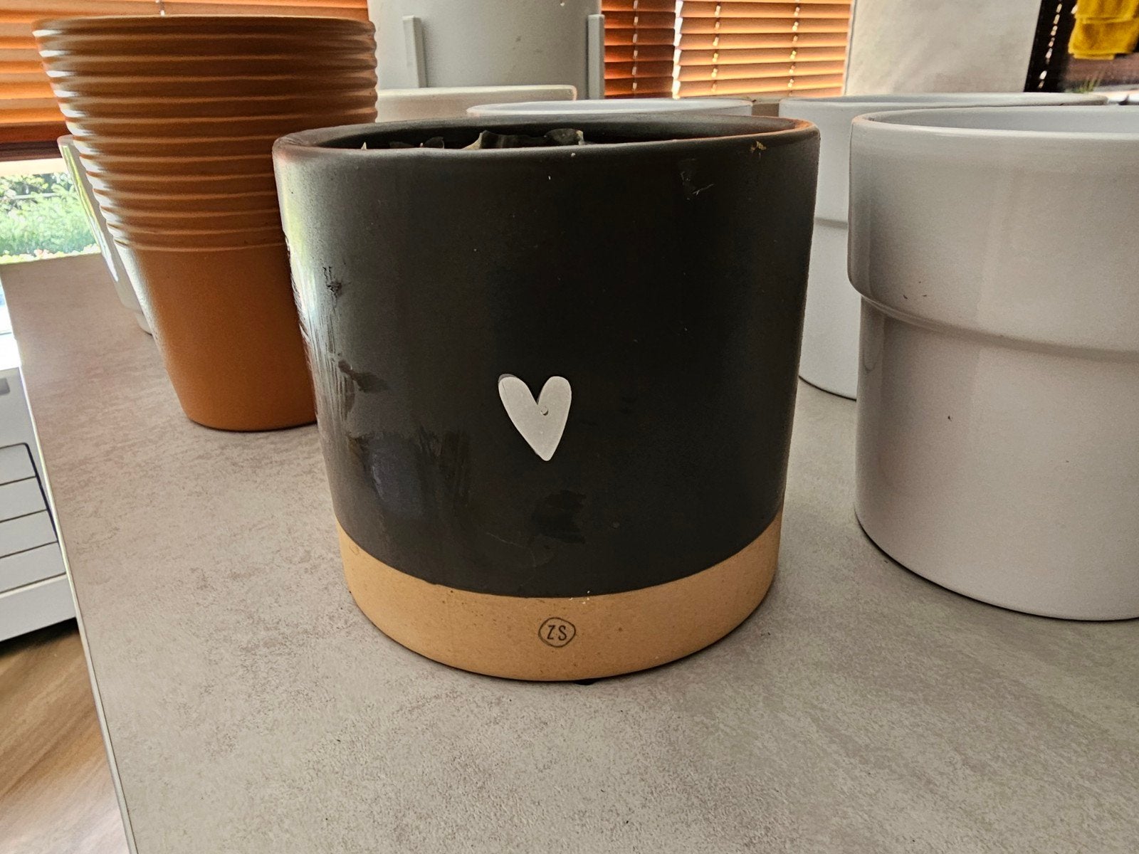 Zusss bloempot met hartje - Zwart/Naturel (Ø14xH13 cm), Tuin en Terras, Ophalen