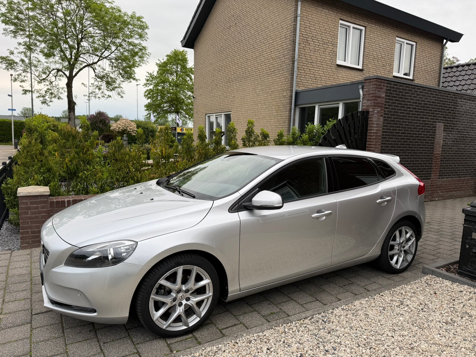 Volvo V40 2.0 T4 225pk 2016, Auto's, Volvo, Voorwielaandrijving, Stof, Zwart, 1331 kg