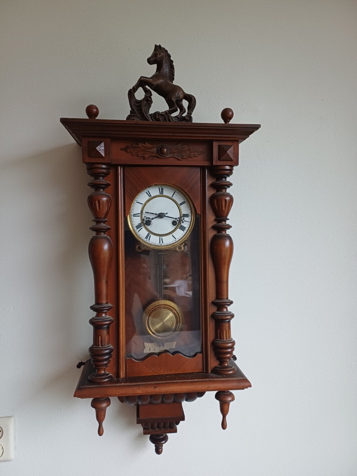 Antieke Houten Wandklok met Slinger en Paard voor € 50, Antiek en Kunst, Antiek | Klokken, Ophalen