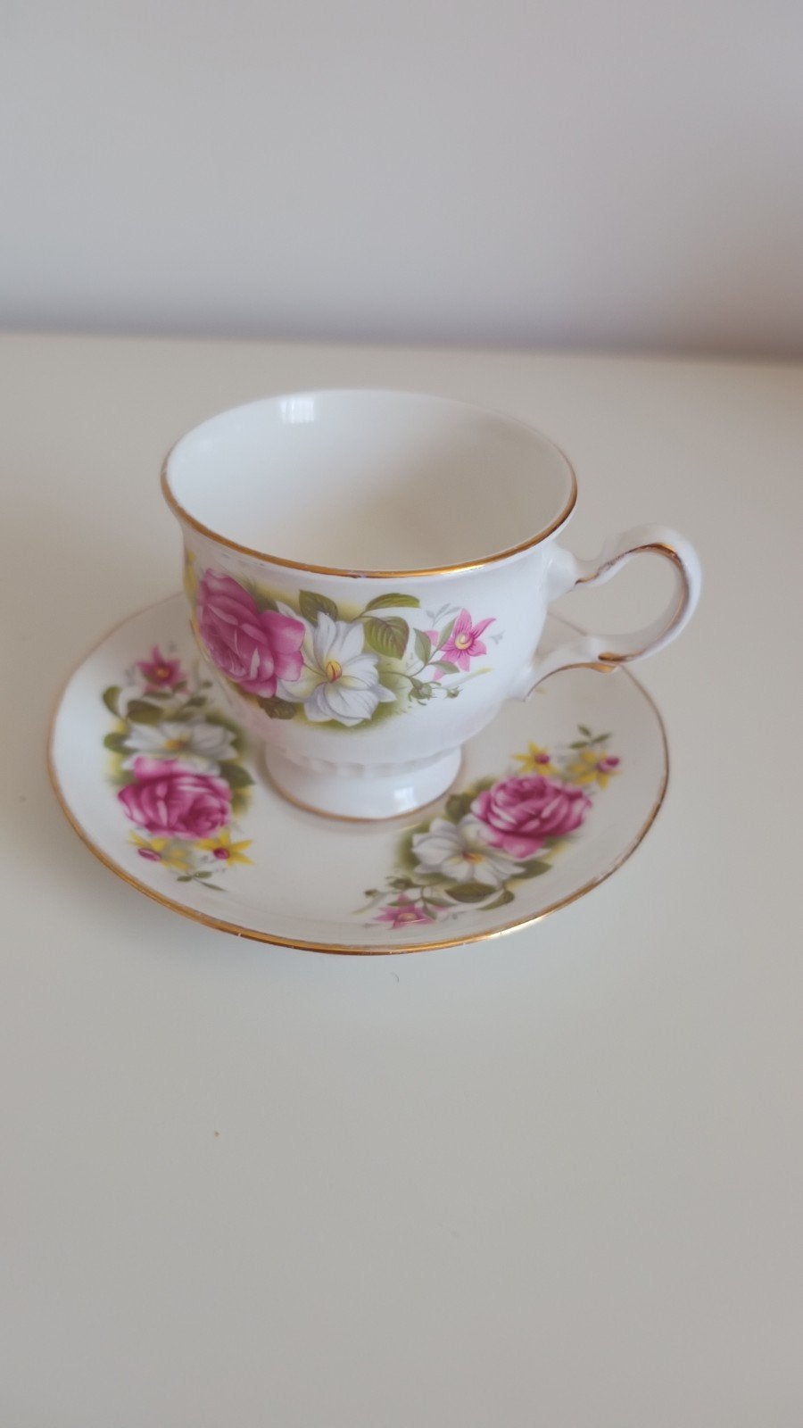 Queen Anne Fine Bone China kop en schotel jaren '60, Ophalen of Verzenden, Zo goed als nieuw, Porselein, Kop en/of schotel