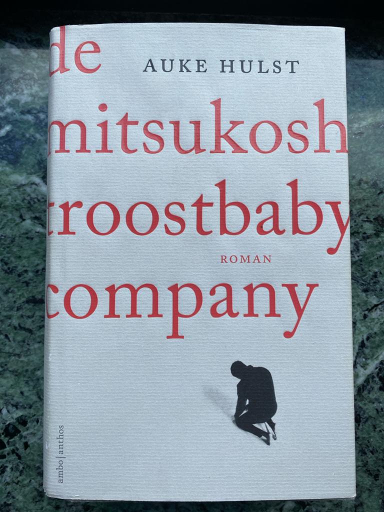 De Mitsukoshi Troostbaby Company - Auke Hulst (Roman), Ophalen of Verzenden, Zo goed als nieuw, Nederland