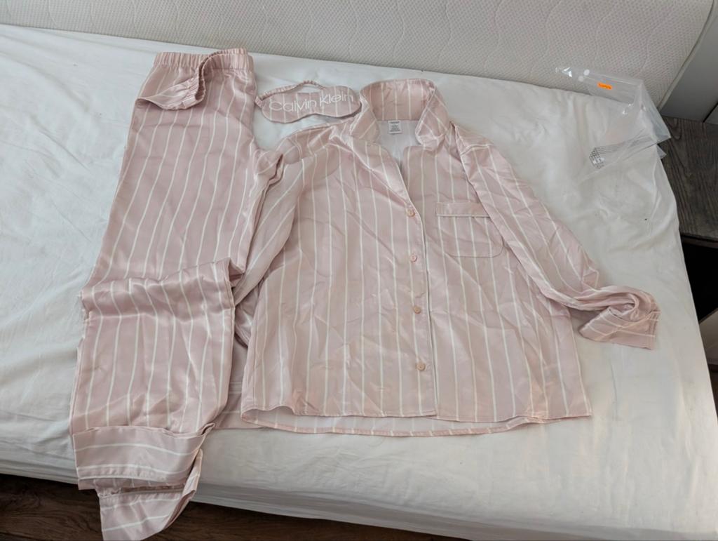 Calvin Klein Pyjama met Nachtmasker - Roze gestreept maar M, Kleding | Dames, Pyjama's, Calvin Klein, Ophalen of Verzenden, Nieuw
