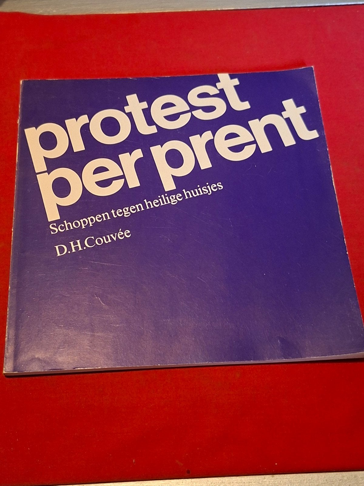 Protest per prent. D.H. Couvee. Boekenweekgeschenk 1971, Ophalen of Verzenden, Gelezen