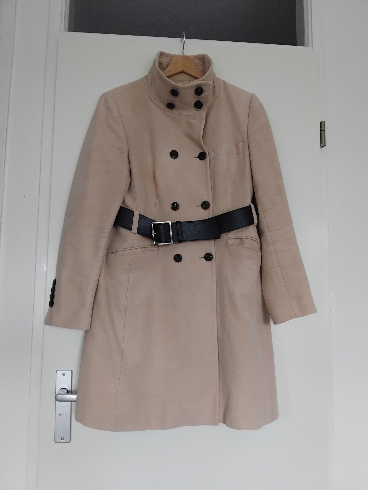 Karen Millen beige jas met riem - Maat 40/42(L), Karen Millen, Beige, Maat 42/44 (L), Ophalen of Verzenden
