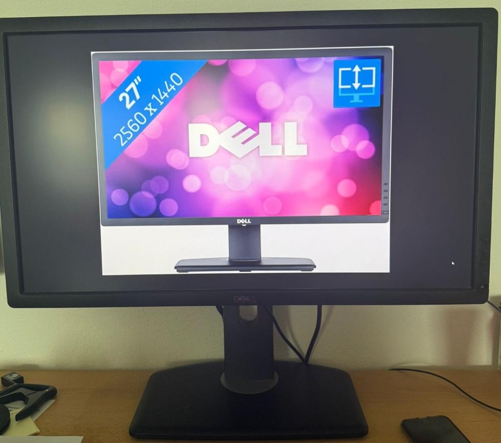 Dell UltraSharp U2713HMt - 1440p/60hz - 2e-hands monitor, Gaming, Gebruikt, IPS, In hoogte verstelbaar