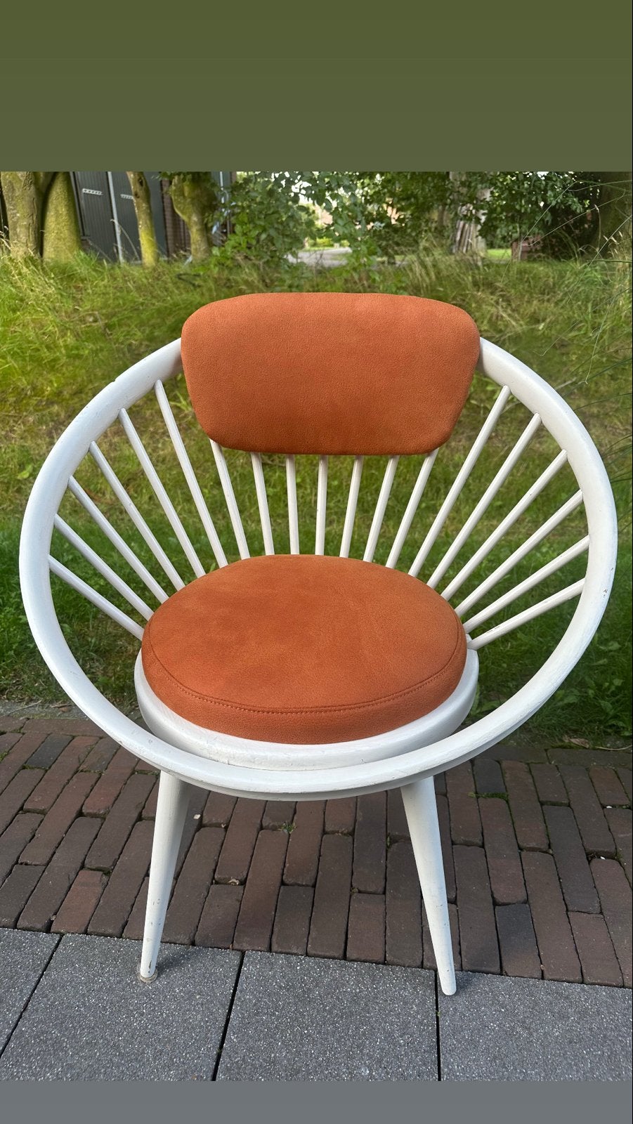 Vintage Witte Spijlenstoel met Oranje Kussens, Antiek en Kunst, Ophalen
