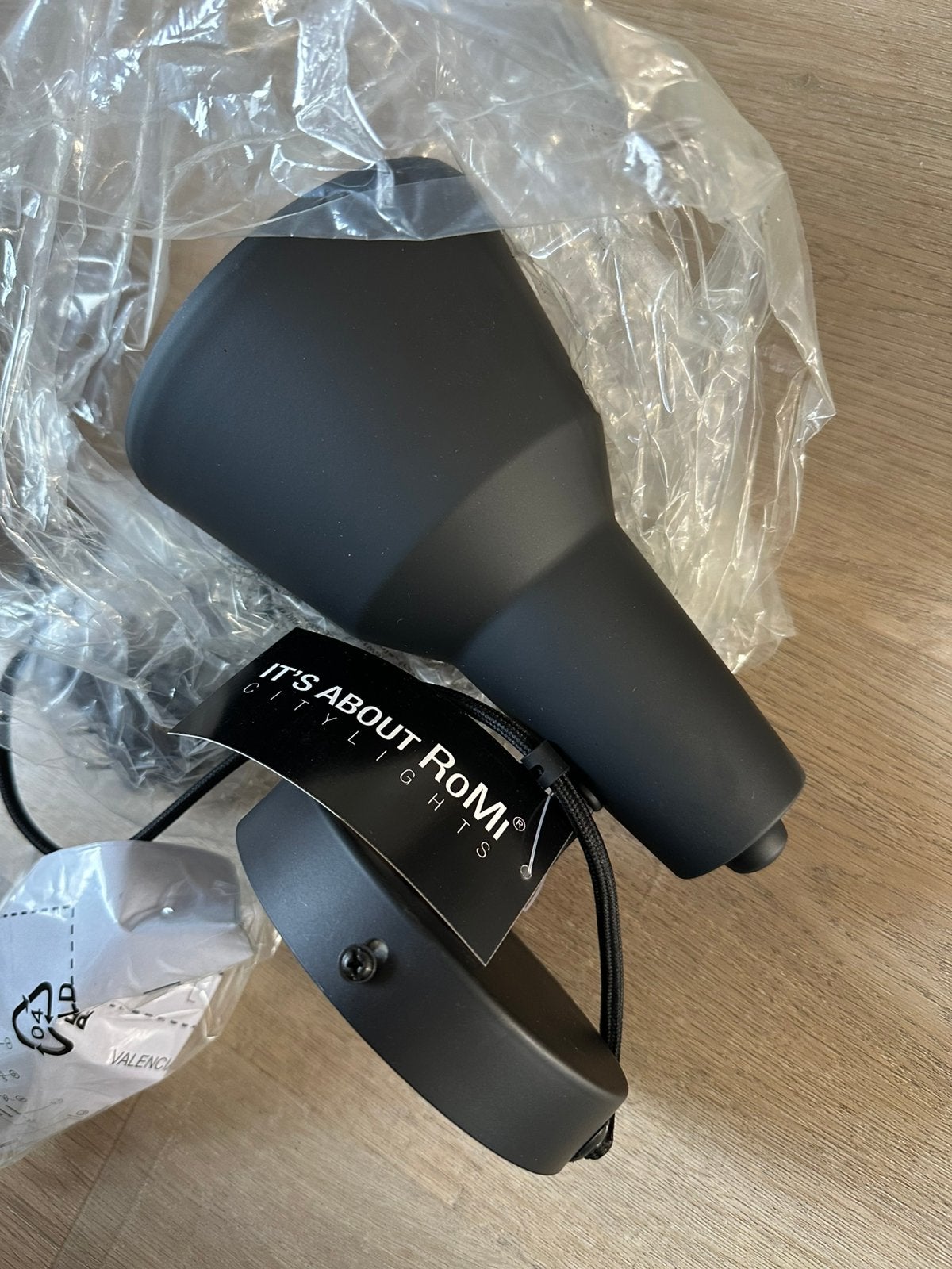 It’s about Romi wandlamp Valencia zwart nieuw!, Ophalen of Verzenden, Zo goed als nieuw, E14 (klein), Zwart