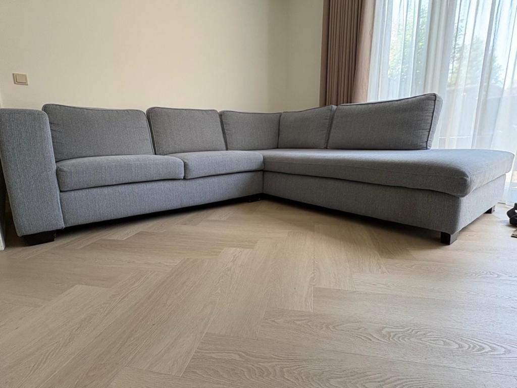 Comfortabele grijze hoekbank - 2.75m x 2.3m, 250 tot 300 cm, Gebruikt, Hoekbank, Ophalen of Verzenden