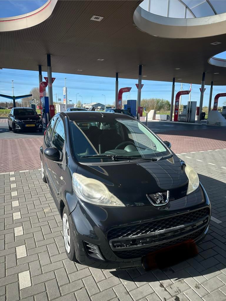 Peugeot 107 1.0 12V 3DR 2010 Zwart, Auto's, Voorwielaandrijving, Stof, Zwart, 4 stoelen