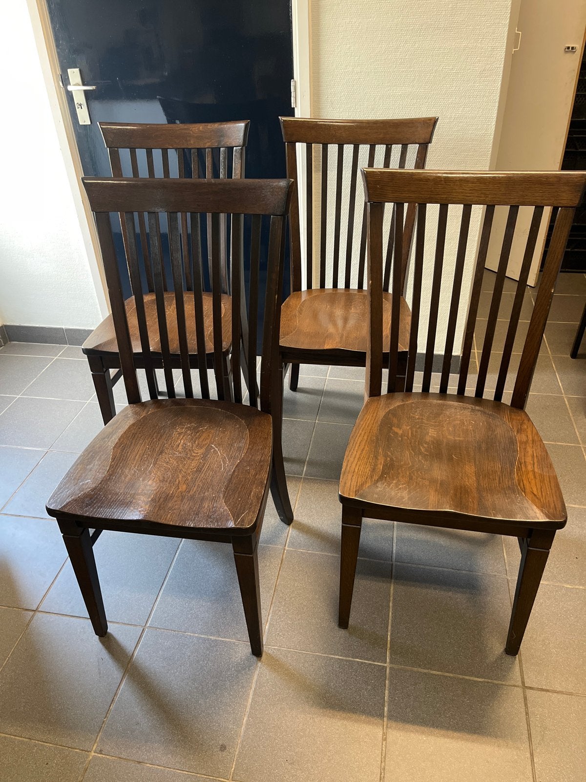 Set van 4 klassieke houten eetkamerstoelen, Antiek en Kunst, Ophalen