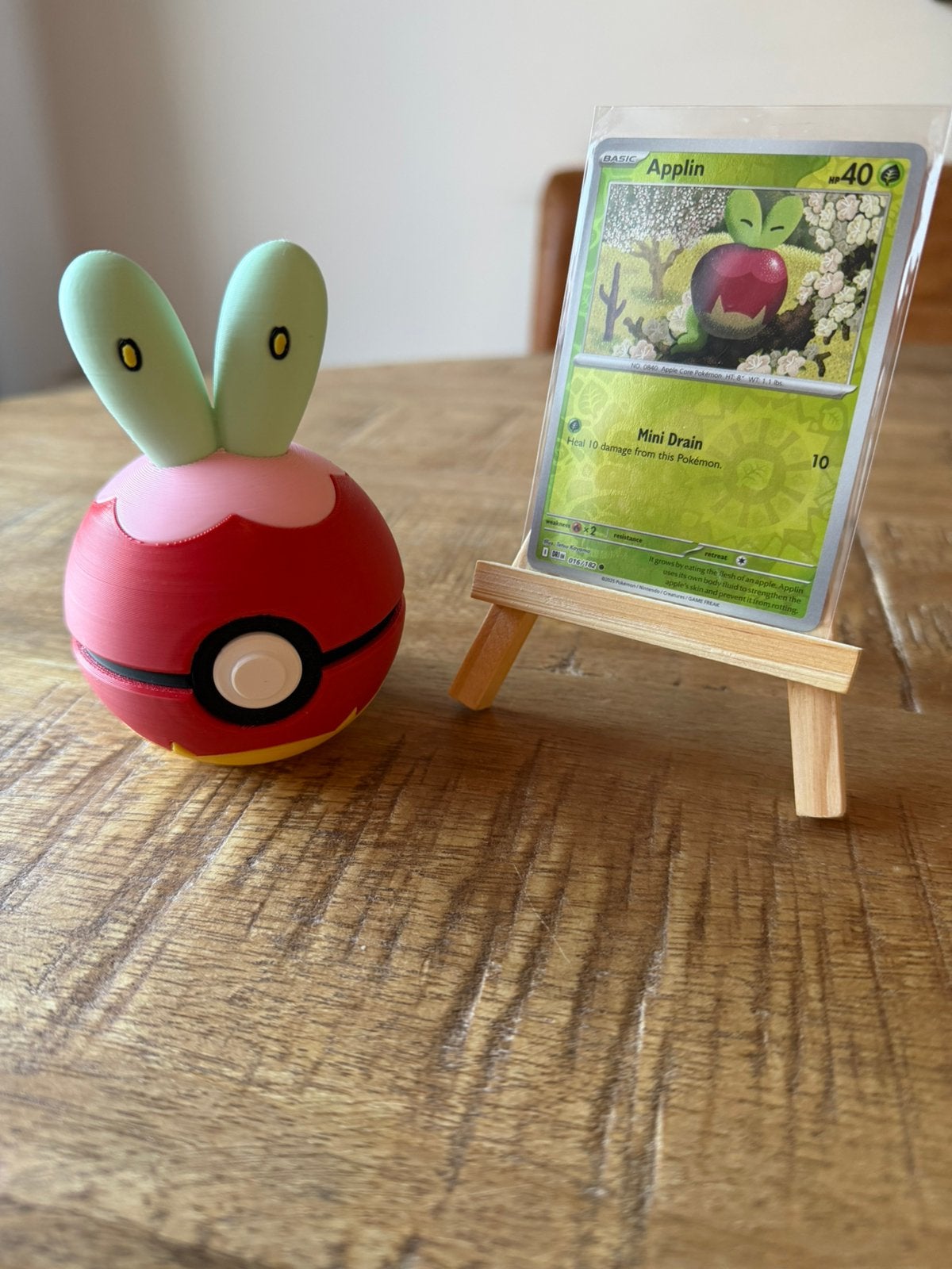 Applin pokemon kaart + standaard + pokeball, Ophalen of Verzenden, Nieuw, Losse kaart, Foil