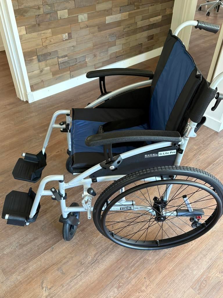 Rolstoel zwart-blauw Excel G-Lite Pro, zo goed als nieuw., Ophalen, Zo goed als nieuw, Duwrolstoel