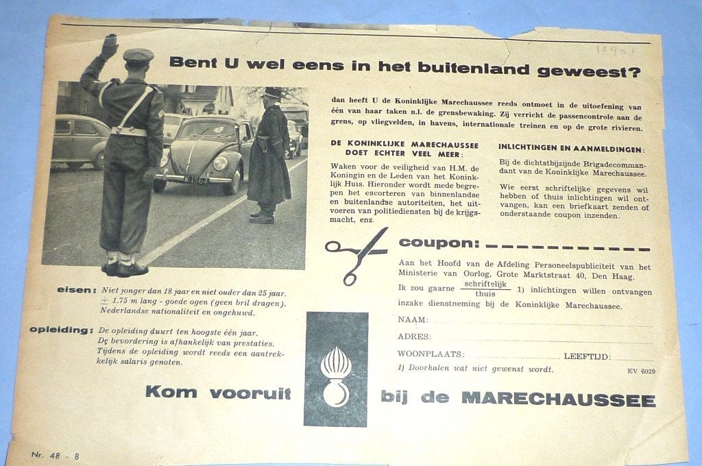 Kmar - 1955 - controleert VW met kenteken K ( Zeeland), Verzamelen, Militaria | Algemeen, Ophalen of Verzenden, Marechaussee, Nederland