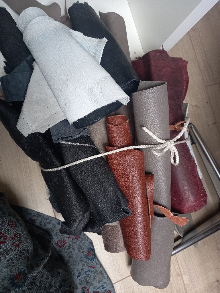 Pakketje met lappen leer, Hobby en Vrije tijd, Stoffen en Lappen, Bruin, Leer of Kunstleer, Nieuw, Ophalen of Verzenden