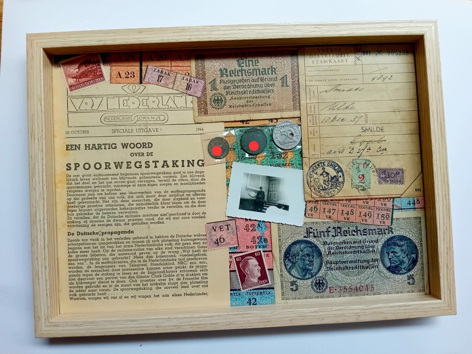 WO2 Ingelijst Display Vrij Nederland 1944 + Stamkaart + Geld, Ophalen of Verzenden, Overige soorten, Nederland, Foto of Poster