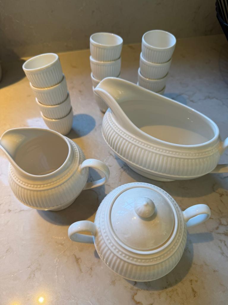 Wedgwood 12 eihouders, jus schotel, melk en suiker houder, Ophalen of Verzenden