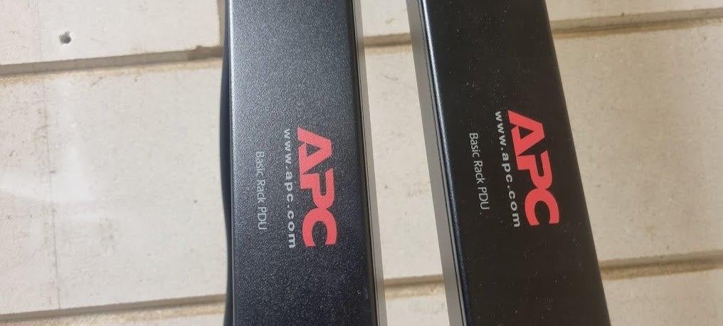 APC rack stroomverdelers (PDU) – 2 stuks, Ophalen of Verzenden, Nieuw