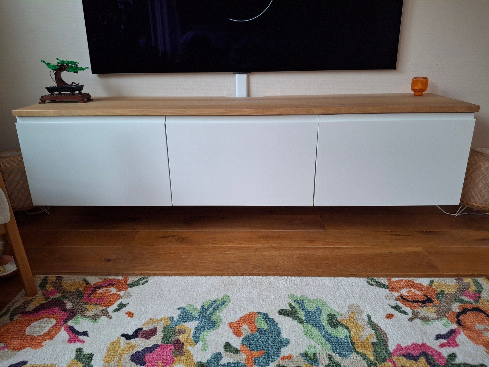 IKEA Besta TV-meubel met eikenhouten blad en witte fronten, Ophalen, 150 tot 200 cm, Zo goed als nieuw, Minder dan 100 cm