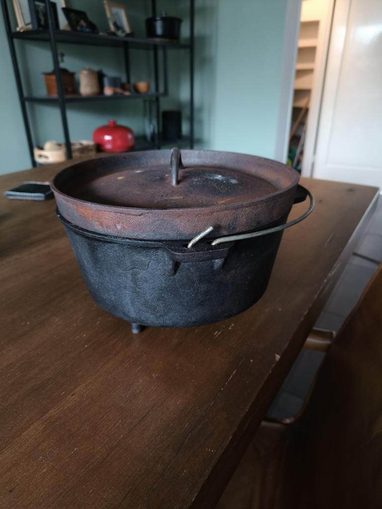 Gietijzeren Dutch Oven - 24 cm met pootjes en hengsel, Huis en Inrichting, Keuken | Potten en Pannen, Ophalen of Verzenden, Gebruikt