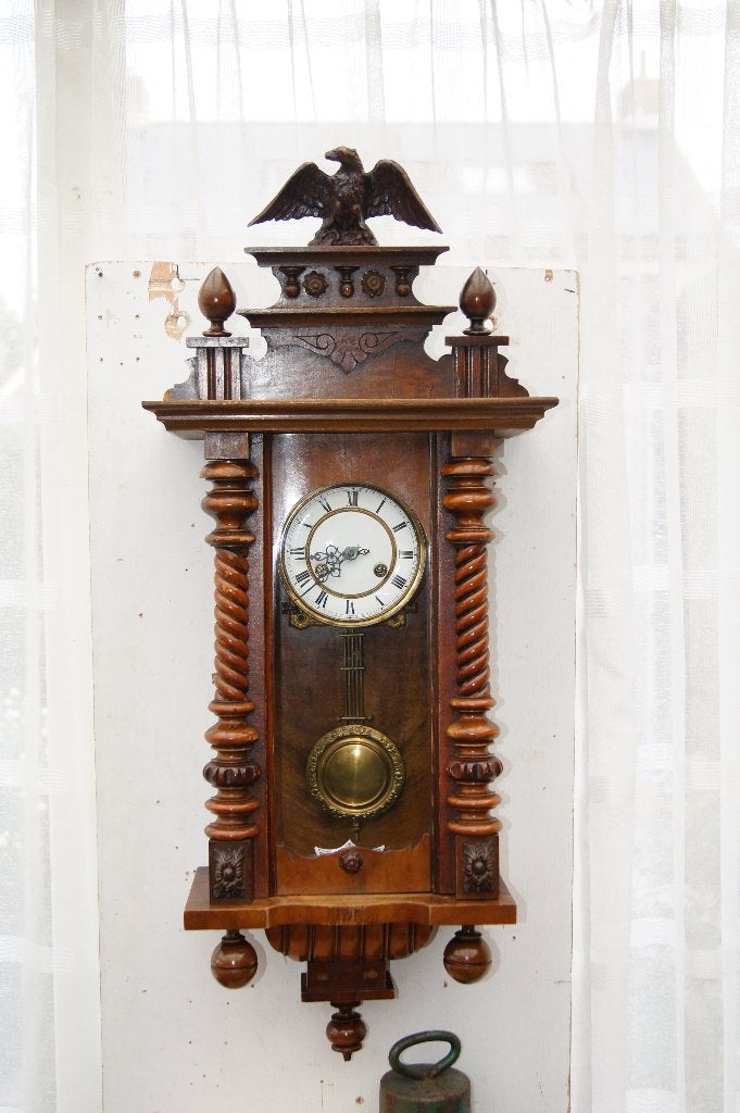 Antieke houten wandklok met adelaar decoratie, Ophalen of Verzenden